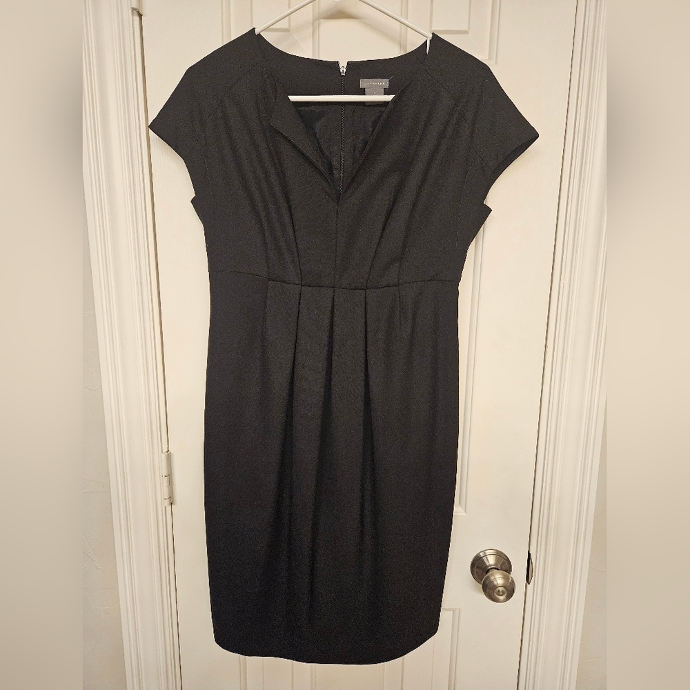 EUC Ann Taylor Cap Sleeve Sheath Dress in Black, sz 2, Stitch Detail